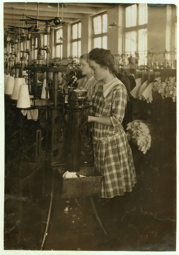 [Continuation school girls topping stockings in Ipswich Mills.] …, Massachusetts, 1917