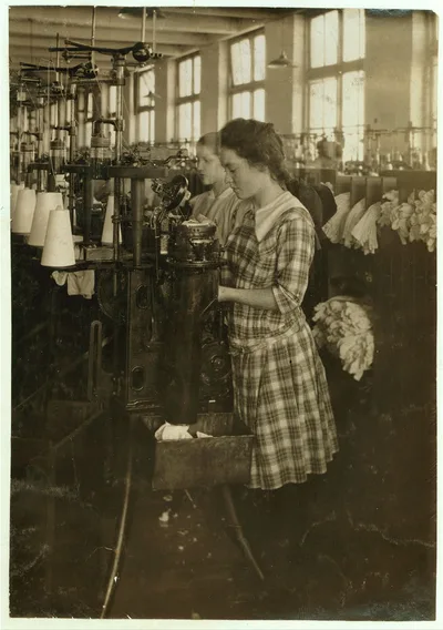 [Continuation school girls topping stockings in Ipswich Mills.] …, Massachusetts, 1917