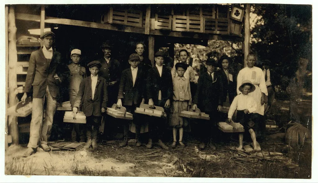 [Picking strawberries on Clagett and Covington farm. They will have…, Kentucky, 1916
