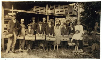 [Picking strawberries on Clagett and Covington farm. They will have…, Kentucky, 1916