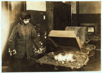 Regular Forge - Drawing out a lathe tool. See 4168.  Location: Fall…, Massachusetts, 1916