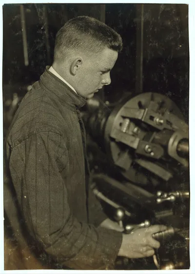 Vocational class. Boring at a lathe. 15 years old.  Location: Fall…, Massachusetts, 1916