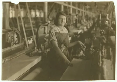 Weaver in American Linen Co. See 4159.  Location: Fall River,…, Massachusetts, 1916