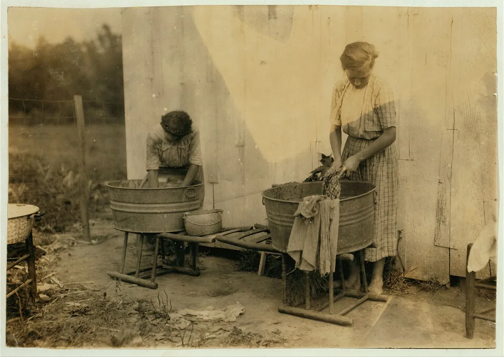Zelina & Florence Richards, 12 and 13 years old doing the family…, Kentucky, 1916