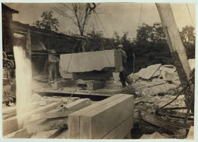 Quarry scenes. No children were employed.  Location: Warren…, Kentucky, 1916