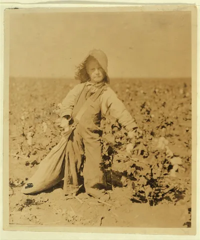 Mart Payne, 5 years old, picks from10 to 20 pounds a day. Mother…, Oklahoma, 1916